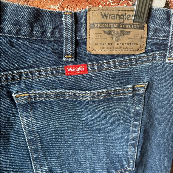 Wrangler dark wash relaxed fit jeans - Picture 7 of 8